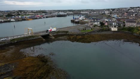 Lastwagen-Kommen-Am-Fährhafen-Holyhead-An,-Luftaufnahme-In-Richtung-Brücke-Zum-Stena-Line-Terminal