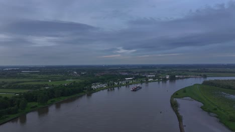 Vista-Aérea-De-Un-Barco-Navegando-Por-El-Río-En-Barendrecht,-Países-Bajos-(fotografía-Con-Dron)