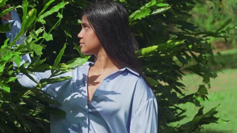 Una-Joven-India-Del-Este-Con-Una-Camisa-Azul-Disfrutando-De-Un-Parque