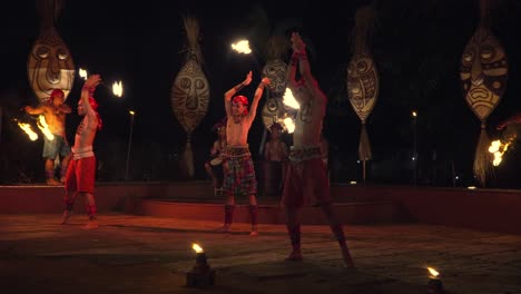 Espectáculo-De-Danza-Del-Fuego-Con-Ritmo-Africano-Balinés,-Hombres-Haciendo-Girar-Y-Lanzando-Al-Aire-Antorchas-Con-Palos-Encendidos-En-El-Safari-Y-Parque-Marino-De-Bali,-Indonesia-