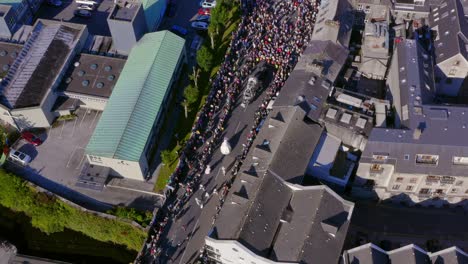 Festival-Internacional-De-Las-Artes-De-Galway,-Seguido-Por-Una-Multitud-De-Espectadores