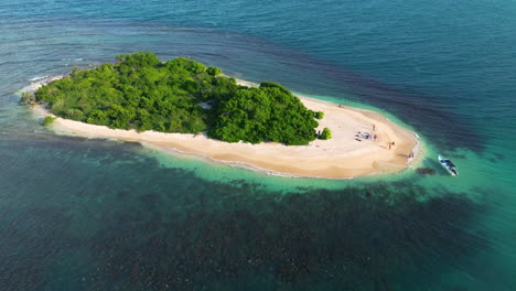 Pequeña-Isla-Con-Playa-De-Arena-Blanca-Y-Mar-Turquesa-En-El-Parque-Nacional-Morrocoy,-Venezuela---Toma-Aérea