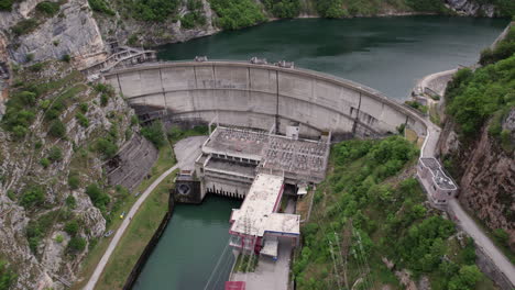 Luftaufnahme-Des-Wasserkraftwerks-Im-Wunderschönen-Fluss