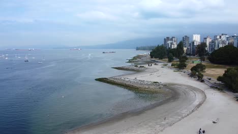 Sunset-Beach-Vancouver,-Oase-Der-Ruhe-Und-ätherischer-Schönheit,-Luftaufnahme