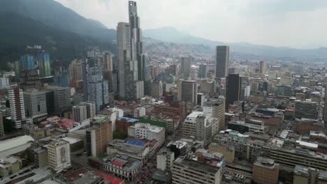 Vuelo-Elevado-Sobre-El-Horizonte-De-La-Ciudad-De-Montaña-Brumosa-De-Los-Rascacielos-De-Bogotá,-Colombia