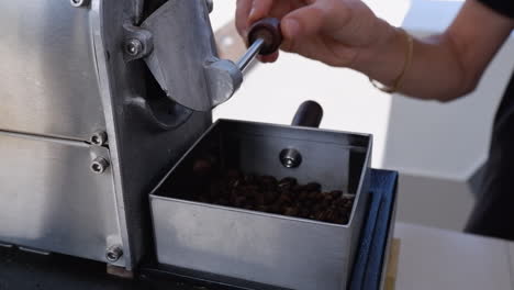 Granos-De-Café-Recién-Tostados-Salen-De-Una-Tostadora-De-Café-En-Colombia