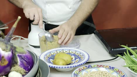 Manos-De-Un-Chef-Italiano-Mezclando-Ingredientes-De-Comida,-Primer-Plano-De-La-Cocina-Preparando-Cotoletta