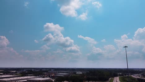 Una-Vista-Aérea-De-Un-Cielo-Azul,-En-Un-Día-Nublado-De-Fiesta.