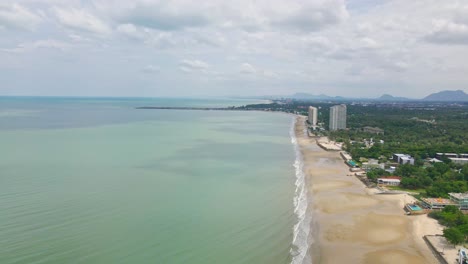 Cha-am-En-Tailandia-Con-Agua-Turquesa-A-Lo-Largo-De-La-Playa