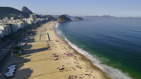 Drone-Moviéndose-Hacia-La-Playa-De-Copacabana,-Hora-Dorada-En-Río-De-Janeiro,-Brasil