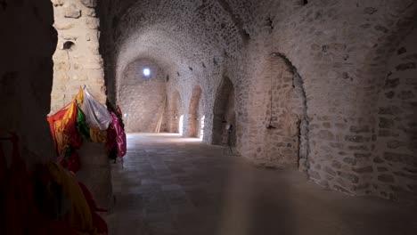 Una-Mirada-Al-Interior-De-Los-Salones-Sagrados-Del-Templo-Yazidi-En-Lalish,-Cerca-De-Duhok,-Kurdistán-Iraquí