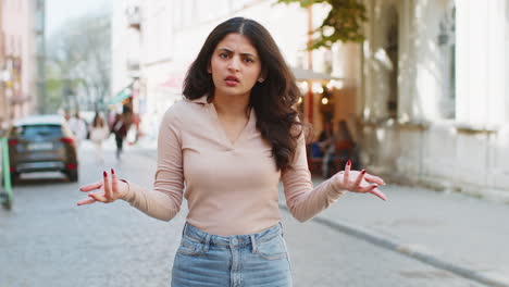 Mujer-India-Frustrada-Y-Sorprendida-Levantando-Las-Manos-Y-Preguntando-Por-Qué-Fracasó,-Demostrando-Incredulidad