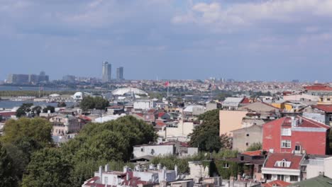 Vista-Panorámica-De-Una-Zona-Residencial-En-Estambul,-Turquía,-Con-Vistas-A-La-Bahía-Del-Bósforo