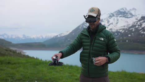 Hombre-Con-Gafas-FPV,-Volando-Un-Dron-Al-Aire-Libre-Con-Cámara-De-Acción-Insta360-Go-Adjunta