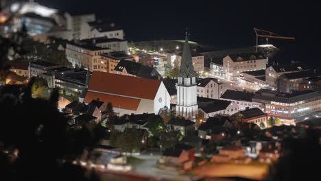 Eine-Malerische-Miniaturisierte-Luftaufnahme-Der-Stadt-Molde-Bei-Nacht,-Mit-Hellen-Lichtern,-Die-Die-Küstenregion-Hervorheben