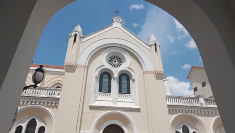 Fachada-De-La-Iglesia-De-San-Francisco-De-Asís-En-El-Casco-Viejo,-Ciudad-De-Panamá---Revelación-De-Inclinación-Hacia-Arriba