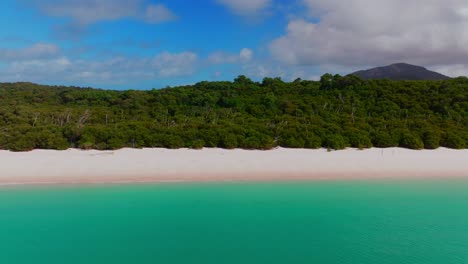 Malerischer-Whitehaven-Beach-Weißer-Sandstrand-Luftdrohne-Whitsundays-Island-Australien-Himmlisch-Sonnig-Sonne-Wolken-Blauer-Himmel-äußeres-Great-Barrier-Reef-Klares-Blaues-Aqua-Ozean-Airlie-Nationalpark-Statisch