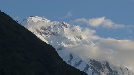 Lapso-De-Tiempo-De-Paisajes-De-Montañas-De-Nepal,-Lapso-De-Tiempo-De-Cumbres-Y-Picos-Nevados-De-Montañas-Nevadas,-Nubes-Moviéndose-Sobre-El-Paisaje-En-Un-Viaje-De-Senderismo-Y-Trekking-Con-Vistas-Increíbles