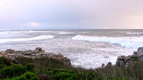 Aguas-Bravas-Espumosas-Y-Olas-Del-Océano-Avanzando-Hacia-La-Costa-En-Una-Tormenta-Invernal