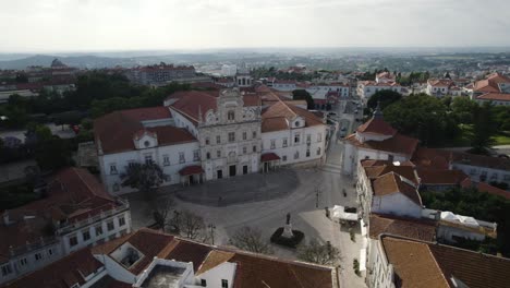 Unsere-Liebe-Frau-Von-Der-Himmelfahrt-Kathedrale-Und-Die-Umliegenden-Gebäude-In-Santarém,-Portugal---Luftaufnahme