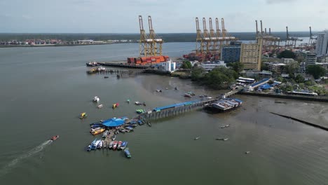 Órbitas-Aéreas-Muelle-Público-Y-Puerto-De-Contenedores-En-Buenaventura,-Columbia