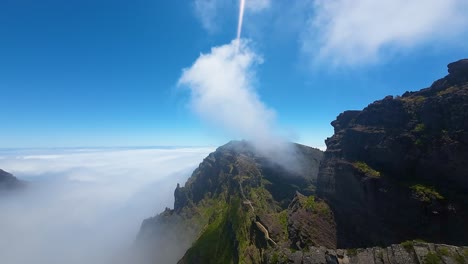 Hermoso-Cielo-Azul,-Paisaje-Accidentado-De-La-Isla-De-Madeira-Con-Suaves-Nubes-Blancas-Sobre-El-Sendero-Pico-Do-Pico