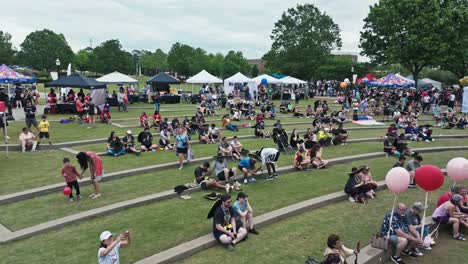 Multitud-De-Personas-En-La-Carrera-Tacos-And-Tequila-5k-En-Suwanee,-Georgia,-EE.-UU.---Toma-Con-Dron