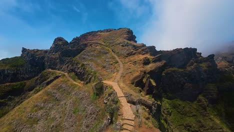 Faszinierende-Drohnenaufnahmen-Der-Atemberaubenden-Aussichten-Von-Pico-Do-Pico