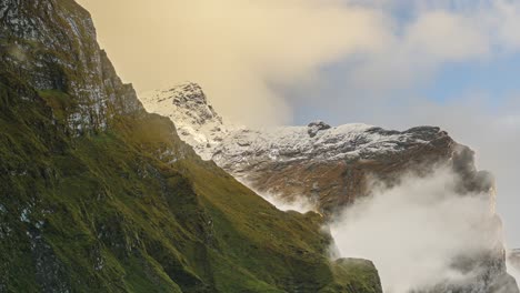 Time-lapse-De-Paisajes-De-Montañas-Escarpadas,-Time-lapse-De-Nepal-Del-Dramático-Paisaje-Rocoso-Del-Himalaya-En-La-Región-De-Annapurna,-Nubes-Moviéndose-En-Time-lapse-De-Día-A-Noche,-Terminando-En-Una-Escena-Oscura