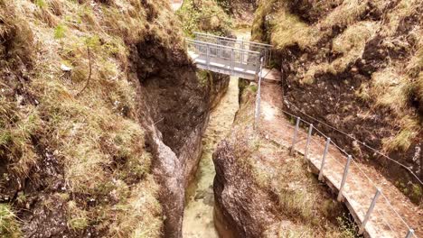 Luftaufnahme-Des-Almbachklamm-Wasserfalls-In-Garmisch-Partenkirche-Im-Sommer-Zeigt-Die-Lebendige-Darstellung-Des-Bunten-Laubes