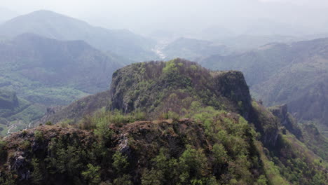 Vista-Aérea-De-La-Cima-De-La-Montaña-En-Un-Hermoso-Valle.