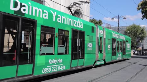 öffentliche-Straßenbahn-Rollt-über-Belebte-Straßen-Von-Istanbul,-Türkei