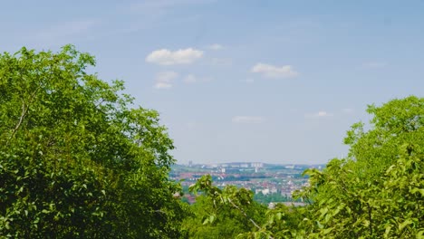 Malerische-Aussicht-Auf-Die-Grüne-Stadt-Stuttgart,-Deutsche-Stadt-Mit-Blauem-Himmel