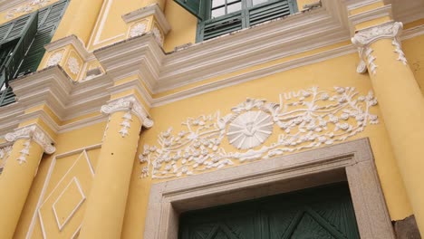 Reich-Verzierte-Gelbe-Fassade-Eines-Historischen-Portugiesischen-Kolonialgebäudes-Mit-Grünen-Fensterläden-In-Macau