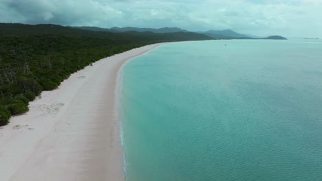 Playa-Whitehaven,-Impresionante-Arena-Blanca,-Viento,-Dron-Aéreo,-Islas-Whitsundays,-Australia,-Nublado,-Sombra,-Sol,-Gran-Barrera-De-Coral-Exterior,-Azul-Claro,-Aguamarina,-Océano,-Colina,-Entrada,-Mirador,-Velero,-Yates,-Movimiento-Hacia-Adelante