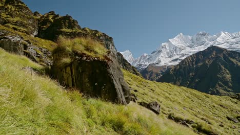 Berglandschaft-Nepals-Im-Himalaya,-Schroffe,-Schneebedeckte-Berggipfel-An-Einem-Sonnigen-Tag-Mit-Blauem-Himmel-In-Hochgelegenem-Gelände,-Schneebedeckte-Gipfel-Mit-Großen,-Dramatischen,-Massiven-Gipfeln-Im-Annapurna