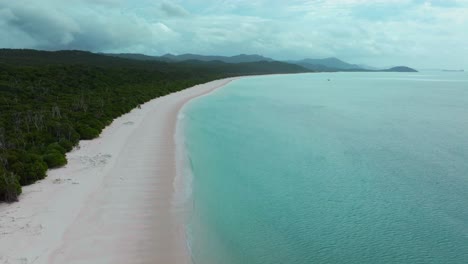 Playa-Whitehaven,-Impresionante-Arena-Blanca,-Vista-Aérea-Con-Dron,-Islas-Whitsundays,-Australia,-Nublado,-Sombra,-Lluvia,-Gran-Barrera-De-Coral-Exterior,-Azul-Claro,-Aguamarina,-Océano,-Colina,-Entrada,-Mirador,-Velero,-Yates,-Toma-Estática