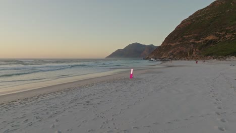 Drohnenschuss-Auf-Einen-Spiegel-An-Einem-Ruhigen-Strand-Bei-Sonnenuntergang-In-Der-Nähe-Von-Kapstadt