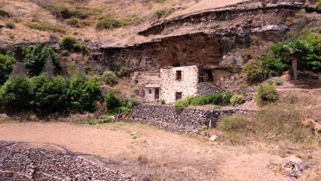 Casa-Cueva-Excavada-En-La-Montaña-Vista-Aérea-Con-Dron-De-Casa-Rústica-En-Gran-Canaria