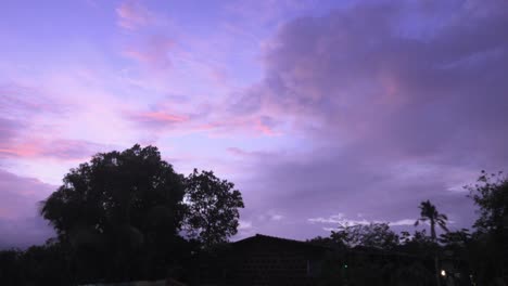 Toma-De-Time-lapse-De-Movimiento-De-Nubes-Al-Atardecer