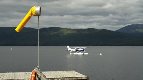 Windrichtung-Im-Wind,-Während-Ein-Wasserflugzeug-In-Einer-Bucht-In-Neuseeland-In-Bereitschaft-Ist