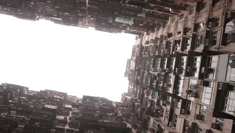 Enormes-Edificios-De-Apartamentos-En-La-Ciudad-De-Hong-Kong-En-Una-Zona-Residencial,-Vista-Orbital-De-ángulo-Bajo