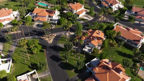 Dron-Colocando-Plataforma-Sobre-Casas-Con-Techos-Anaranjados-En-El-Vecindario-De-Palm-Springs,-California,-EE.-UU.