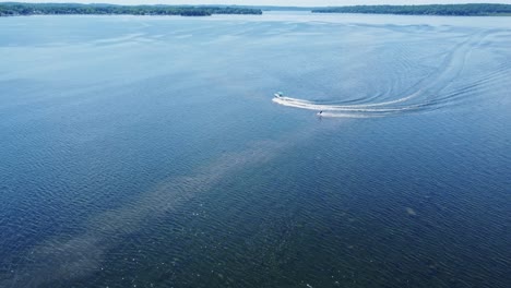 Water-Ski-On-Pewaukee-Lake,-in-Waukesha-County,-Wisconsin,-USA