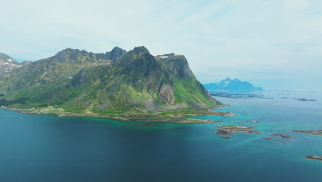 Lofoten-Inseln,-Vestvagoy:-Wunderbare-Landschaften-Mit-Schönen-Seen,-Bergen-Und-Inselchen