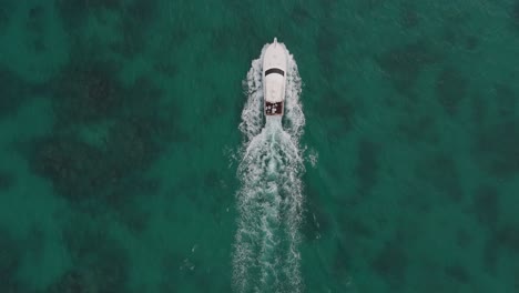 Drohnen-Top-Down-Tracking-Bringt-Boot-Mit-Entspannten-Menschen-Auf-Dem-Rücken-In-Die-Mitte