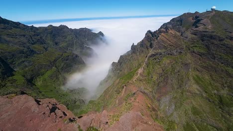 Pico-do-Pico-hiking-trail-on-ridge