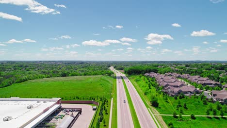 Vista-Aérea-De-La-Pintoresca-Carretera-Y-Zona-Residencial-De-Sussex,-Wisconsin