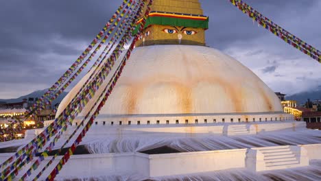 Tag-zu-Nacht-Zeitraffer-Von-Kathmandu-In-Nepal,-Zeitraffer-Der-Buddhistischen-Boudhanath-Stupa,-Einer-Berühmten-Beliebten-Touristenattraktion-Mit-Ziehenden-Wolken,-Großes-Buddhistisches-Denkmal