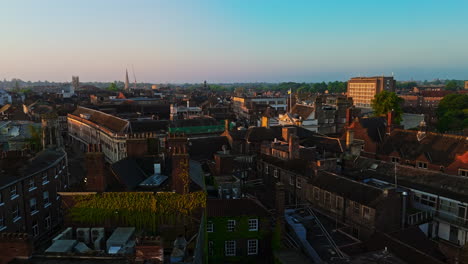 Toma-Aérea-De-Gran-Angular-Descendente-Desde-Un-Dron-Sobre-Los-Tejados-De-La-Ciudad-De-York-En-Un-Hermoso-Amanecer-En-La-Hora-Dorada-Del-Reino-Unido